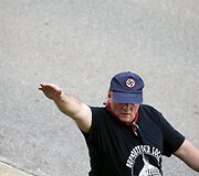 Kukluksklano nariai protestavo dėl konfederatų vėliavos pa&scaron;alinimą