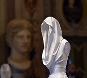 Dizainierio Azzedine'o Alaia &bdquo;mink&scaron;tosios skulptūros&ldquo;