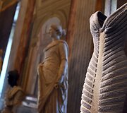 Dizainierio Azzedine'o Alaia &bdquo;mink&scaron;tosios skulptūros&ldquo;