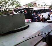 Mieste dėl siautėjančių gaujų tvarką palaiko kariuomenė