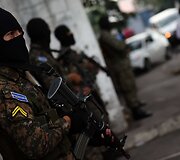 Mieste dėl siautėjančių gaujų tvarką palaiko kariuomenė