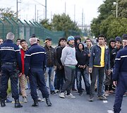 Migrantai Prancūzijoje mėgina pasiekti Didžiąją Britaniją per Eurotunelį