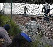 Migrantai Prancūzijoje mėgina pasiekti Didžiąją Britaniją per Eurotunelį