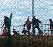 Migrantai Prancūzijoje mėgina pasiekti Didžiąją Britaniją per Eurotunelį
