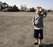 Į kameros objektyvą žvelgiantys vaikai i&scaron; viso pasaulio
