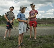 Vaikai žaidžiantys su žaisliniais &scaron;autuvais