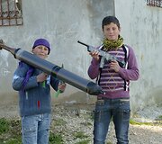 Vaikai žaidžiantys su žaisliniais &scaron;autuvais