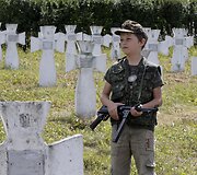 Vaikai žaidžiantys su žaisliniais &scaron;autuvais
