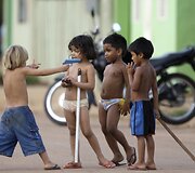 Vaikai žaidžiantys su žaisliniais &scaron;autuvais
