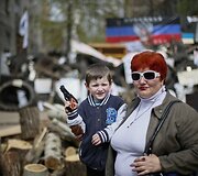 Vaikai žaidžiantys su žaisliniais &scaron;autuvais