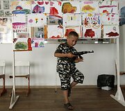 Vaikai žaidžiantys su žaisliniais &scaron;autuvais