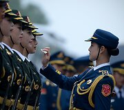 Kinijos garbės kuopos karės pasirengia Naujosios Zelandijos atstovo vizitui