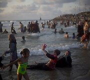 Moteris darosi asmenukę Palestinos paplūdimyje