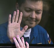 Rusų astronautas prie&scaron; skrydį atsisveikina su žmona