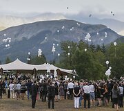 Balti balionai leidžiami Alpėse sudužusio &bdquo;Germanwings&ldquo; lėktuvo aukoms atminti