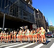 Pusnuogės merginos Brazilijos gatvėje savo kūnais reklamavo &bdquo;Mis Bumbum&ldquo; renginį