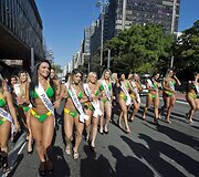 Pusnuogės merginos Brazilijos gatvėje savo kūnais reklamavo &bdquo;Mis Bumbum&ldquo; renginį