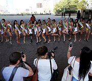 Pusnuogės merginos Brazilijos gatvėje savo kūnais reklamavo &bdquo;Mis Bumbum&ldquo; renginį