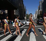 Pusnuogės merginos Brazilijos gatvėje savo kūnais reklamavo &bdquo;Mis Bumbum&ldquo; renginį