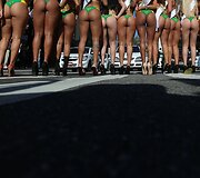 Pusnuogės merginos Brazilijos gatvėje savo kūnais reklamavo &bdquo;Mis Bumbum&ldquo; renginį