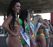 Pusnuogės merginos Brazilijos gatvėje savo kūnais reklamavo &bdquo;Mis Bumbum&ldquo; renginį