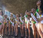 Pusnuogės merginos Brazilijos gatvėje savo kūnais reklamavo &bdquo;Mis Bumbum&ldquo; renginį