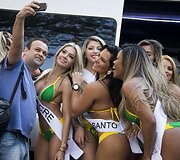 Pusnuogės merginos Brazilijos gatvėje savo kūnais reklamavo &bdquo;Mis Bumbum&ldquo; renginį