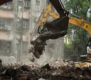 Gelbėjimo operacija sugriuvus pastatui Indijoje