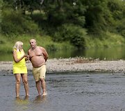 Atėjus kar&scaron;čiams gyventojai atsivėsina stipriai nusekusioje netoli Prahos esančioje Berounkos upėje