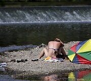 Atėjus kar&scaron;čiams gyventojai atsivėsina stipriai nusekusioje netoli Prahos esančioje Berounkos upėje
