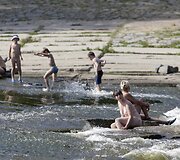 Atėjus kar&scaron;čiams gyventojai atsivėsina stipriai nusekusioje netoli Prahos esančioje Berounkos upėje
