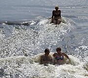 Atėjus kar&scaron;čiams gyventojai atsivėsina stipriai nusekusioje netoli Prahos esančioje Berounkos upėje