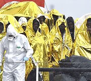 Viduržemio jūroje i&scaron; apvirtusio laivo i&scaron;gelbėti migrantai