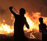 Protestuojantys palestiniečių vaikai