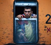 Migrantas su vaiku traukinyje pakeliui į Makedoniją