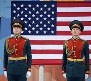 Rusų kariai stovi prie&scaron;ais Amerikos vėliavą Kazanėje