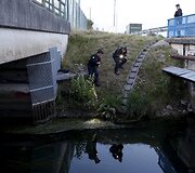 Prancūzų policininkai ie&scaron;ko pasislėpusių migrantų po tiltu