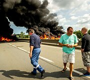 Prancūzijoje &bdquo;My Ferry Link&ldquo; darbuotojai blokuoja kelią į uostą