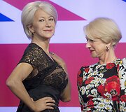 Aktorė Helen Mirren prie savo va&scaron;kinės figūros