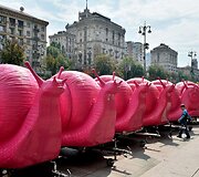 Ukrainiečiu gatvės prekeiviai protestuoja blokuodami kelią rožinėmis sraigėmis