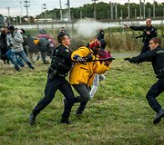 Prancūzijos policininkai bando sulaikyti į Eurotunelį besiveržiančius migrantus