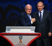 FIFA prezidentas spaudžia ranką Vladimirui Putinui