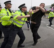 Policija imasi veiksmų prie&scaron; protestuojantį nacionalistą Didžiojoje Britanijoje