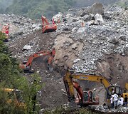Nuo&scaron;liauža Kinijoje po žeme palaidojo kalnakasybos įmonę