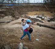 Peru policija naikina nelegalias aukso kasyklas