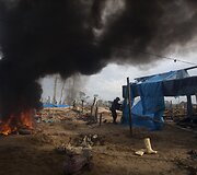 Peru policija naikina nelegalias aukso kasyklas