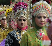 Indoneziečiai dėvintys tradicinius tautinius rūbus