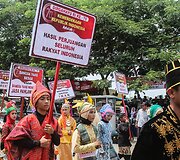 Indoneziečiai dėvintys tradicinius tautinius rūbus