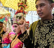 Indoneziečiai dėvintys tradicinius tautinius rūbus