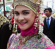 Indoneziečiai dėvintys tradicinius tautinius rūbus